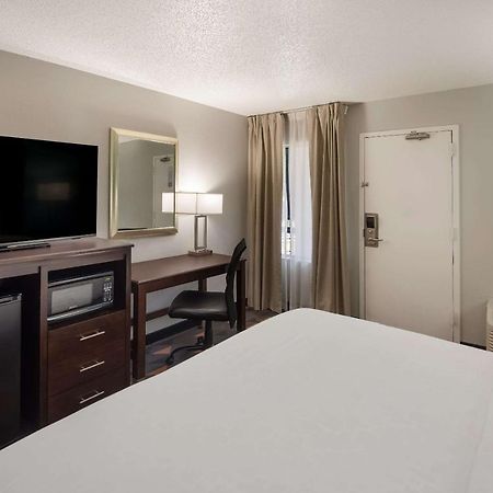 Hotel Clarion Pointe Indianapolis Northeast Castleton Exterior foto